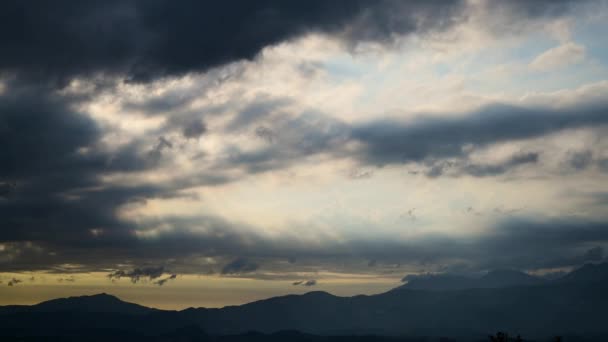 Δυναμική Crepuscular Ray Και Σιλουέτα Του Βουνού Guanyin Άποψη Του — Αρχείο Βίντεο