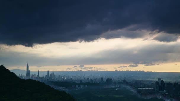 Noche Brilla Las Montañas Dramáticas Nubes Oscuras Dinámicas Sobre Ciudad — Vídeos de Stock
