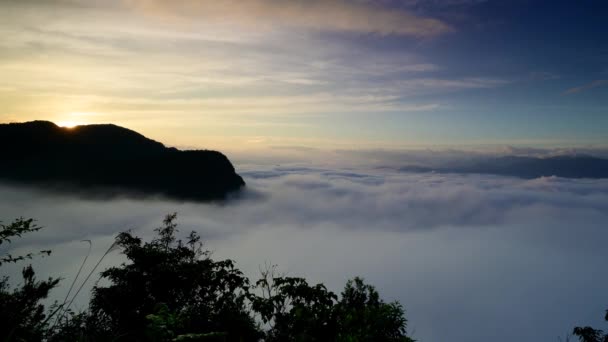 Güneş Zirvenin Arkasından Bakıyor Bulutlar Denizi Hareketle Dolu Dağların Tepesindeki — Stok video