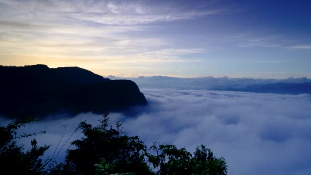 Dynamisches Wolkenmeer Vor Sonnenaufgang Die Kamera Zoomt Heraus Ehrfürchtige Blicke — Stockvideo