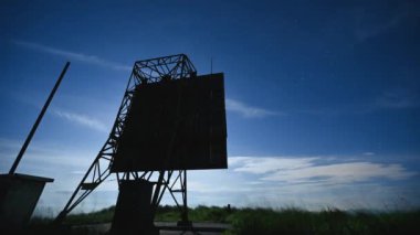 Bir radar istasyonunda terk edilmiş anten ekipmanları. Gece uzun pozlu çekim. Ruifang, New Taipei 'deki Caoshan Radar İstasyonu' nun izleme platformu. Tayvan