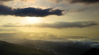 Yükselen dağların tepesinde kreusküler ışık ve dinamik bulutlar var. Pingxi 'deki Wufen Dağı, Buyanting Pavyonu' ndan fotoğraflandı. Tayvan