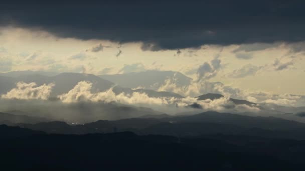 カスケード山脈の上には 三日月形の光とダイナミックな雲があります 平渓の五分山Buyantingパビリオンから撮影されました — ストック動画