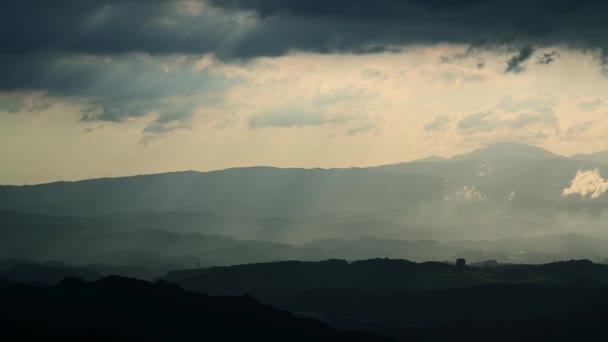 Por Encima Las Montañas Cascada Hay Luz Crepuscular Nubes Dinámicas — Vídeos de Stock