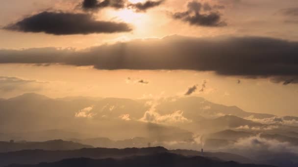 Yükselen Dağların Tepesinde Kreusküler Işık Dinamik Bulutlar Var Pingxi Deki — Stok video