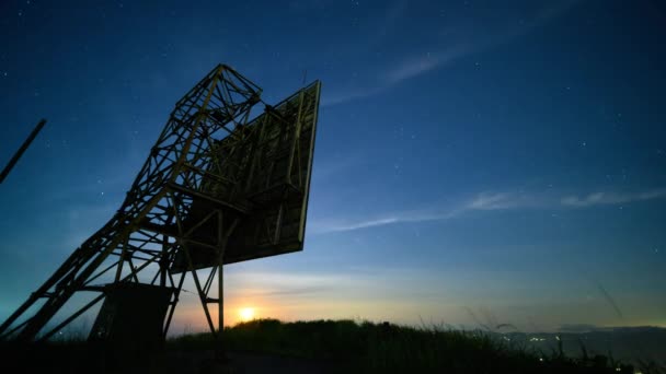 レーダー基地のアンテナ装置は放棄された 夜の長時間露光 新北市RuifangにあるCaoshanレーダーステーションの展望台 — ストック動画