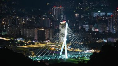 Anxin Köprüsü 'nün güzel ve olağanüstü gece manzarası. Zhonghe Hongludi (Toprak Tanrısı Tapınağı) Nanshijiao Dağı 'nda yer almaktadır.,
