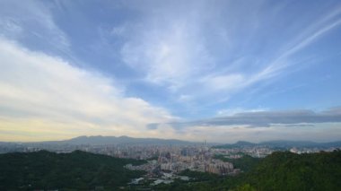 Mavi gökyüzü ve beyaz bulutlar, öğleden sonra Taipei şehrinin huzurlu manzarası. Zhonghe Hongludi (Toprak Tanrısı Tapınağı) Nanshijiao Dağı 'nda yer almaktadır.,