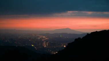 Yoğun yol ve gökyüzü trafiği. Gece araba ışıkları ve uçak ışıklarının akışı. Dajianshan Dağı 'ndan kentsel manzara, Yeni Taipei Şehri, Tayvan