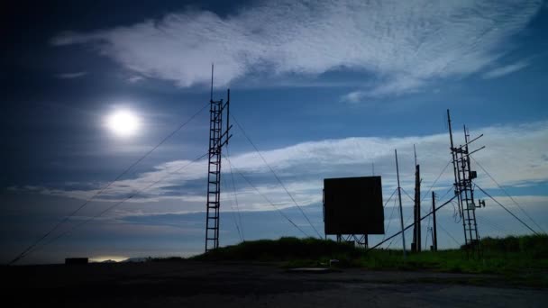 Заброшенное Антенное Оборудование Радарной Станции Длительный Выстрел Ночью Зрительная Платформа — стоковое видео