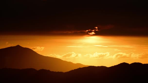 Pomarańczowo Czerwone Słońce Wyłoniło Się Chmur Ruszyło Stronę Horyzontu Widok — Wideo stockowe