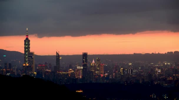 夕暮れ時になると 台北の夜景は徐々に明るくなっていきます ダイナミックな雲だ 新北市大鞍山から見た都市景観 — ストック動画