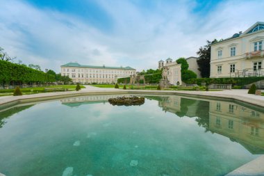 Mirabell Sarayı 'nın Serene Garden manzaralarını keşfediyor. Mirabell Sarayı veya Schloss Mirabell, Fountain and Gardens, Salzburg, Avusturya.