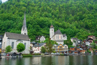 Muhteşem Dağ Manzarası ve Tarihi Binalar 'la güzel bir Lakeside Manzarası. Büyüleyici Hallstatt: Dünya Mirasına Resimli Bir Yolculuk.