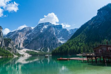 Göl berrak, bazen yeşil, bazen mavi ve dağlarla çevrili. Doğanın Harikalar Diyarı: Braies Gölü ve Büyüleyici Alp Sahnesi.