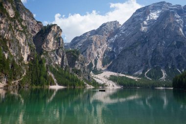 Göl berrak, bazen yeşil, bazen mavi ve dağlarla çevrili. Doğanın Harikalar Diyarı: Braies Gölü ve Büyüleyici Alp Sahnesi.