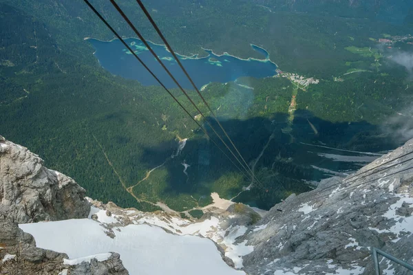 Vista Teleférico Lago Montanha Céu Azul Nuvens Brancas Neve Zugspitze — Fotografia de Stock