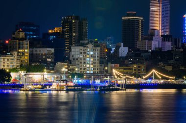 Yemeğin tadını çıkarırken, nehrin günbatımının tadını çıkarabilirsiniz. Dadaocheng Rıhtım Konteynırı Pazarı. Taipei, Tayvan