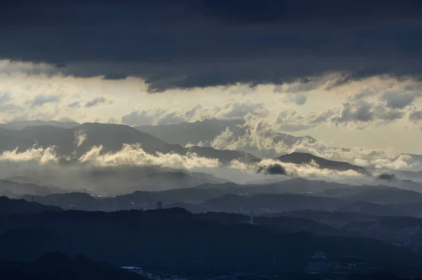 Atas Pegunungan Kaskade Ada Cahaya Krepuskular Dan Awan Dinamis Gunung — Stok Foto