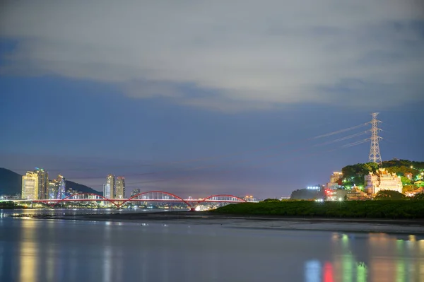 连接城市的桥 繁忙的交通夜景 从谢齐道道头园俯瞰台北市 — 图库照片