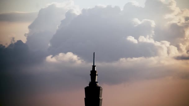 台北市の夕暮れの市庁舎の高層ビルの背後にあるダイナミックな雲 新台北市 ダイジャンサン山からの都市景観 — ストック動画