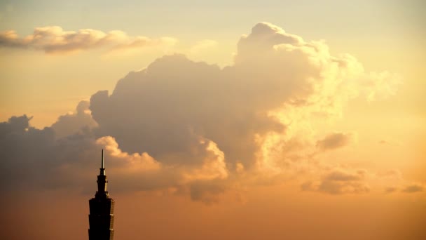 台北市黄昏时分 城市大楼高塔后面的云彩一片 台湾新台市大江山的城市景观景观 — 图库视频影像