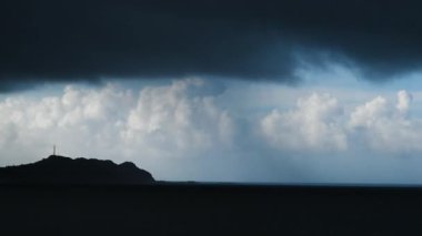 Tayfun gelmeden önce, deniz kenarı değişen bulutlarla kaplıdır. Shimen 'deki Fugui Burnu Deniz Feneri. Tayvan