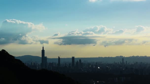 Modrá Obloha Bílými Dynamickými Mraky Nad Městem Soumraku Při Západu — Stock video