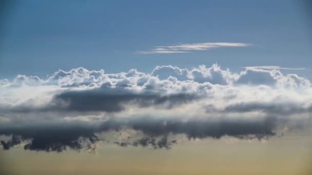 雲とダイナミックな空を通して輝く太陽の感動的な景色 新北市大鞍山から見た都市景観 — ストック動画