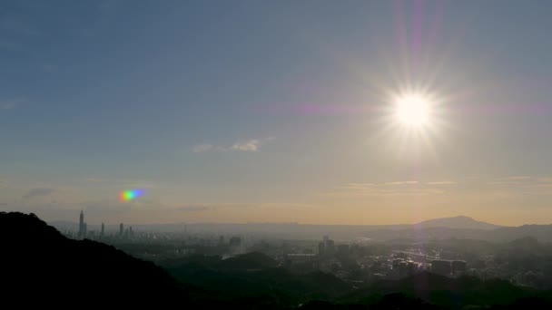Солнце Движется Горизонту Процесс Городского Заката Вид Городской Ландшафт Горы — стоковое видео