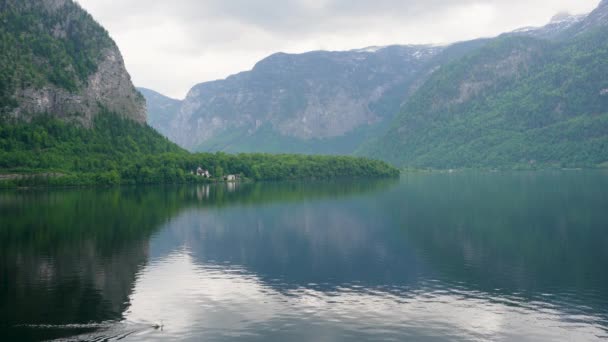 一个美丽的湖边景观与令人惊叹的山景和历史建筑 迷人的哈尔斯塔特 世界文化遗产宝石的风景如画的旅程 — 图库视频影像