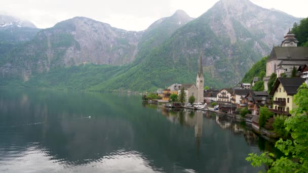 Μια Όμορφη Θέα Lakeside Εκπληκτική Ορεινό Τοπίο Και Ιστορικά Κτίρια — Αρχείο Βίντεο
