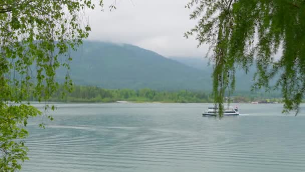 조용한 호수에서 세인트 볼프강의 평온함 Serene Townscape Mesmerizing — 비디오