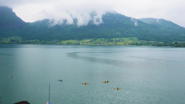Birçok Kano Sakin Gölde Yelken Açıyor Wolfgang Huzur Serene Townscape — Stok video