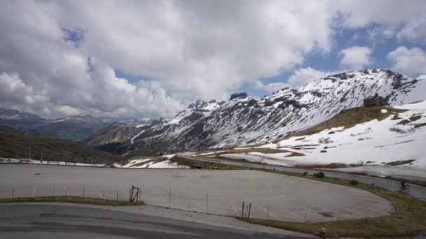 Nuvens Brancas Neve Topo Montanha Passeio Bicicleta Estrada Dolomitas Região — Vídeo de Stock