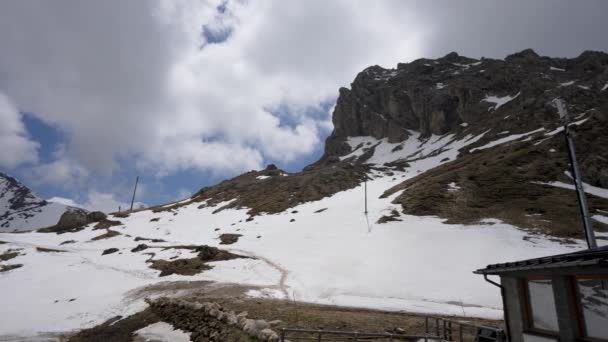 Летом Вершины Гор Покрыты Белыми Облаками Снегом Доломиты Альпийском Регионе — стоковое видео