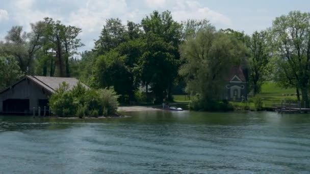 湖の観光ボートツアーに参加し 湖岸の景色を楽しんでください シュロスヘレンチエゼは ドイツ チェミゼの城の島に位置しています — ストック動画