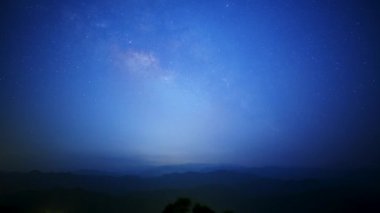 Galaktik Dinginlik: Dağ Zirvesinde Gece Ufku. Yazın New Taipei 'deki Timsah Adası' nda yıldızlı gökyüzü.