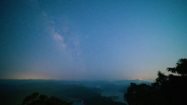 İlahi Vista: Dağın tepesinde Samanyolu 'nu ele geçirmek. Yazın New Taipei 'deki Timsah Adası' nda yıldızlı gökyüzü.