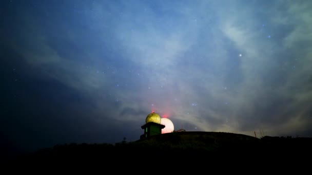 Guardando Cielo Notturno Dal Vertice Radome Brilla Ipnotizzante Misteriosa Vista — Video Stock