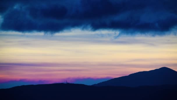 モーションのマウンテンシルエット ドラマティックな雲と日没のスカイ 夕暮れ時 山頂から空の景色を楽しむ — ストック動画