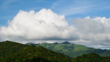 İlahi Manzaralar: Dağ Tepesi 'nin Açık Mavi Gökyüzü ve Hareketli Beyaz Bulutlar. Wufenshan Hava Radar İstasyonu dağın tepesinde duruyor. Tayvan