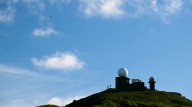 Blue Sky Majesty: Dağdaki Dinamik Beyaz Bulutları Yakalıyorum. Wufenshan Hava Radar İstasyonu dağın tepesinde duruyor. Tayvan