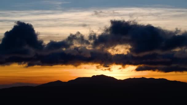 Sylwetka Gór Dynamiczne Chmury Pomarańczowe Niebo Zmierzchu Podziwiać Można Widok — Wideo stockowe
