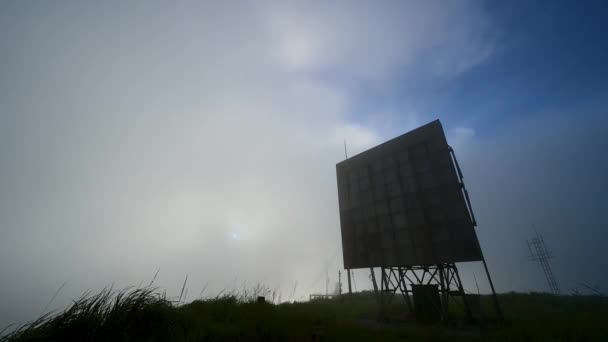 Opuštěné Anténní Zařízení Radarové Stanici Dlouhý Záběr Noci Vyhlídková Plošina — Stock video