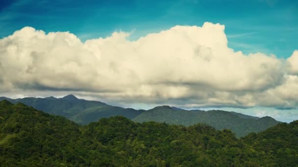 Blue Sky Majesty Capturing Dynamic White Clouds Mountain Inglés Estación — Vídeos de Stock