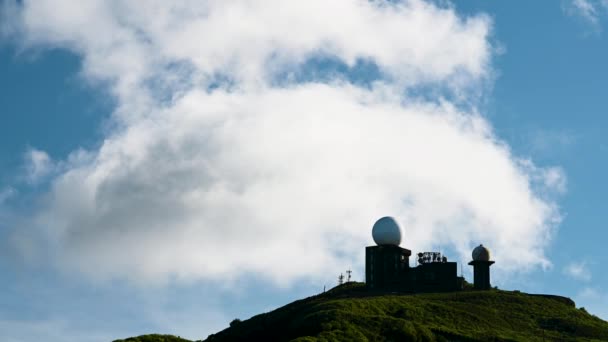 クリアスキー マウンテンサミットのセリーンブルースカイとダイナミックホワイトクラウド ウーフェンシャン天気レーダーステーションは山の頂上に立っています — ストック動画