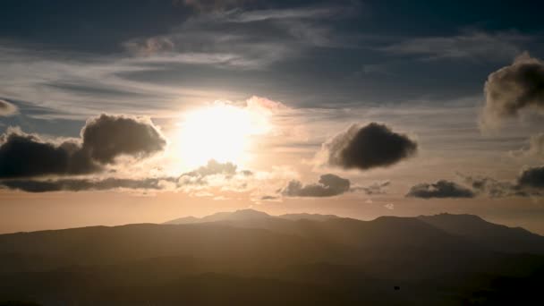 静かで常に変化する夕暮れ 山の景色の層の上に層 ウーフェンシャン天気レーダーステーションは山の頂上に立っています — ストック動画