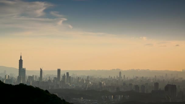 白いダイナミックな雲が街を覆う青空は夕暮れの夕暮れに 新台北市 ダイジャンサン山からの都市景観 — ストック動画
