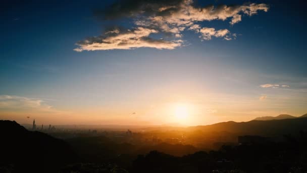 Блакитне Небо Білими Динамічними Хмарами Над Містом Заході Сонця Вид — стокове відео